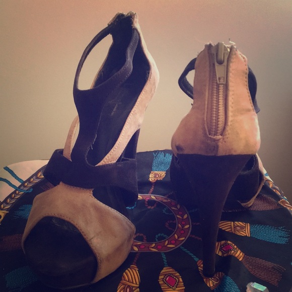 Black-and-Tan Velvet heels with Zipper back - Picture 4 of 4